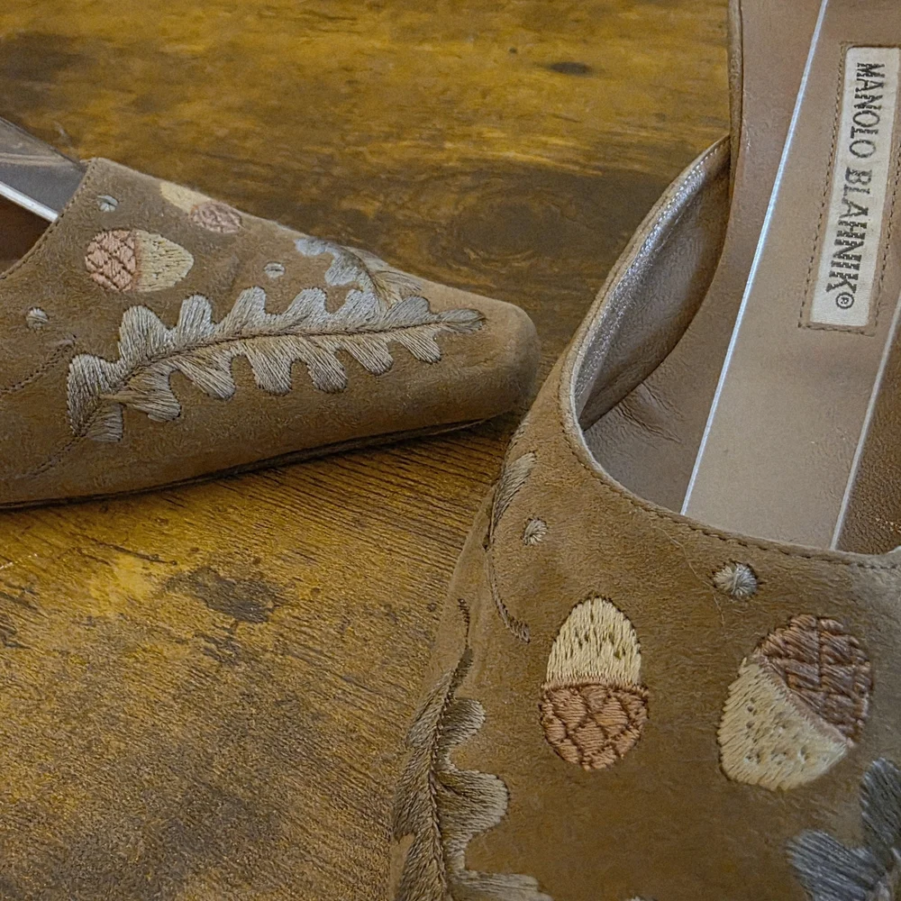 Manolo Blahnik Tan Brown Acorn Embroidered Heels - Picture 15 of 15